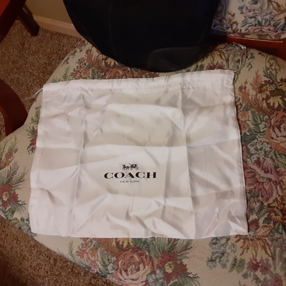 Coach Hamptons Signature Round Hobo Bag Style #11371 & Dust Bag - Picture 9 of 9